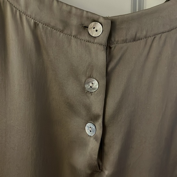 NWOT! Jones New York Short Sleeve Silk Blouse. Goldish Tan. Size 10 - Picture 4 of 7